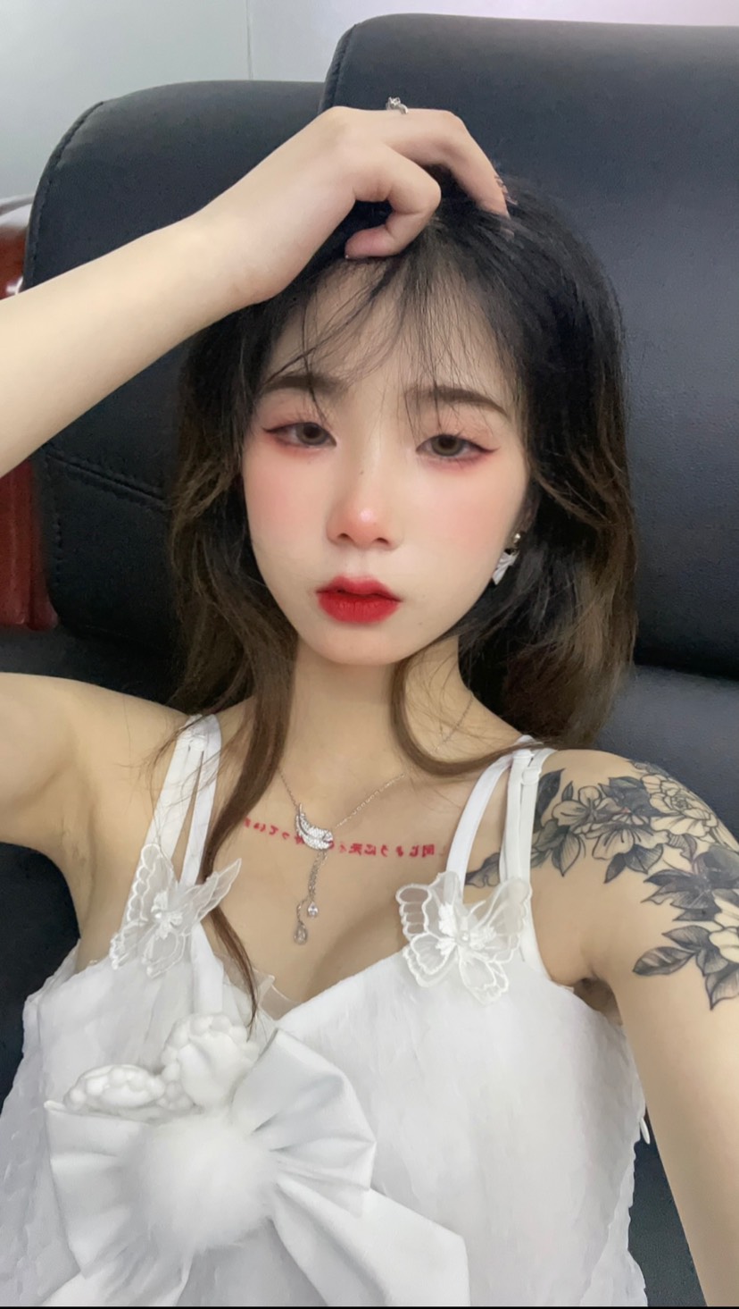 00后兼职纹身嫩妹